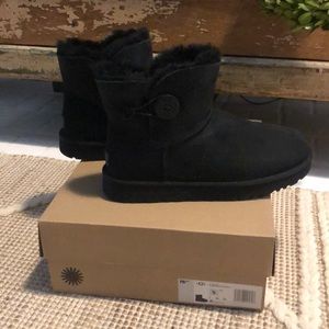 Brand new Mini Bailey button Uggs